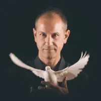 magos en Castellón, magia de escena, magia profesional, magia de calidad, Iván Arribas, magia para teatros, magia para salas, mago para empresas