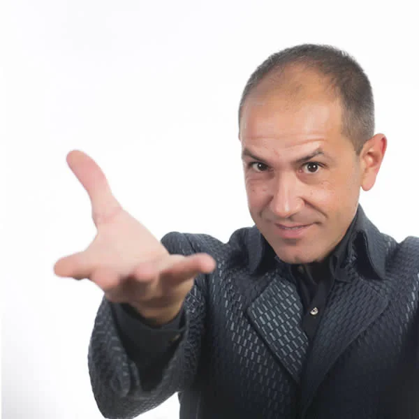 Contrata al Mago Iván Arribas para magia en comuniones